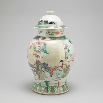 A famille verte urn with cover, 20 th century.