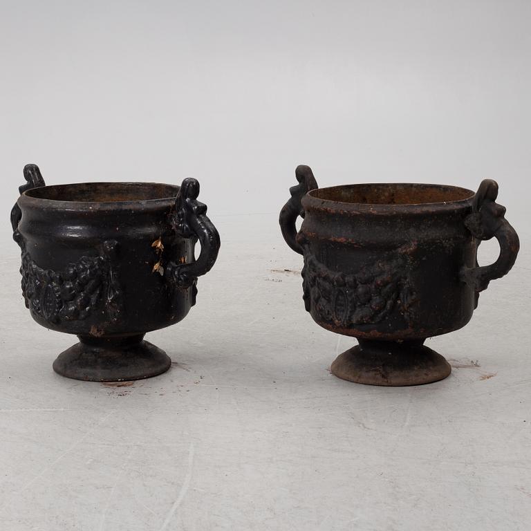 Trädgårdsurnor, ett par, barockstil, 1900-tal.