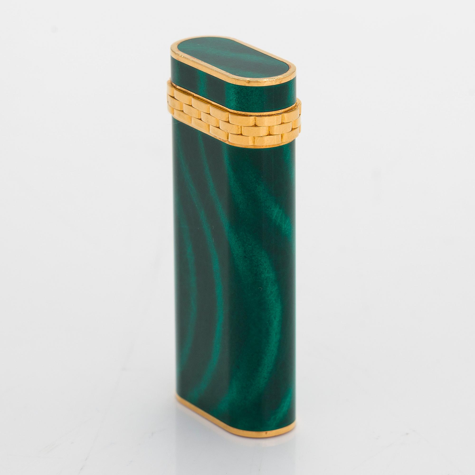 Cartier, Sytytin, lakattu ja kullattua metallia. Merkitty Cartier, Paris, 36846 X, Swiss made.