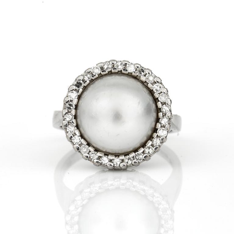 RING, med odlad pärla och briljantslipade diamanter totalt ca 0,36 ct, Markströms, Uppsala, 1971.