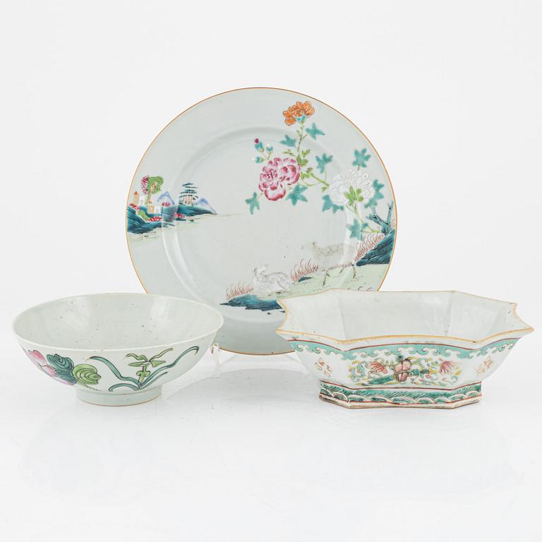Plate and bowls, porcelain, China, including the Qing Dynasty, Qianlong (1736-95) (3 pieces).