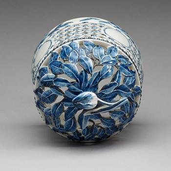 A blue and white Royal Copenhagen 'Blå Blomst' ice bell with stand, late 18th Century/circa 1800.