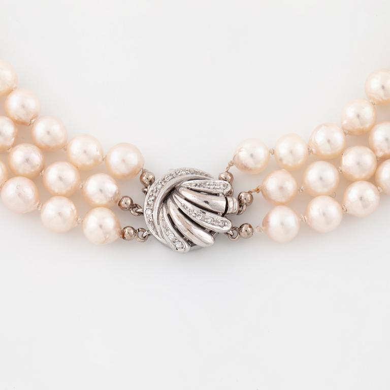 COLLIER, med odlade pärlor, lås med briljantslipade diamanter.