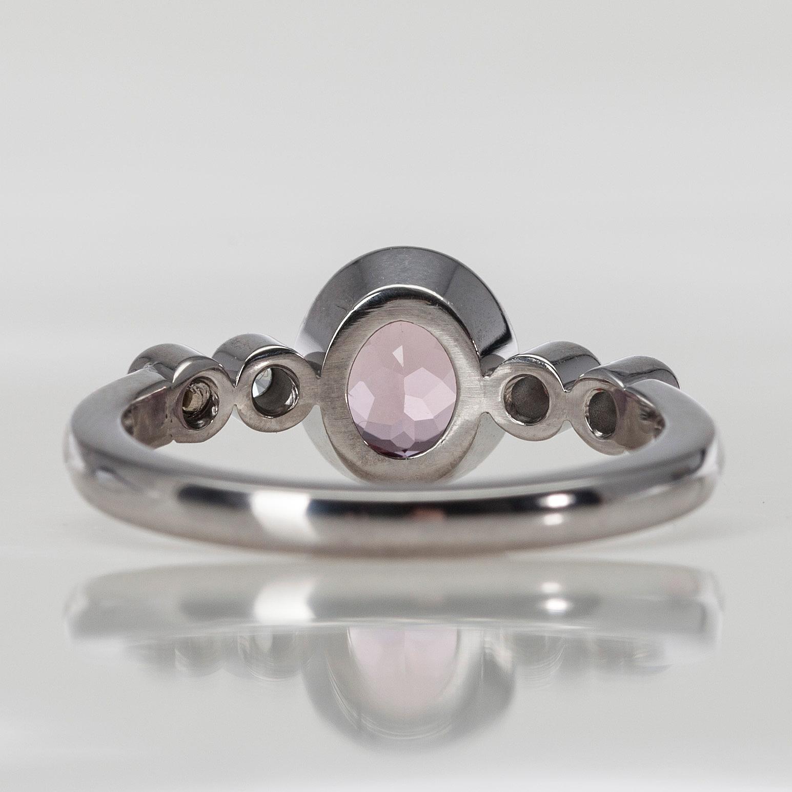 RING, vitguld 18K, burma spinell 1,27 ct, 4 diamanter tot. 0,20 ct. Pekka Kulmala 2007. Vikt 5,3 g.