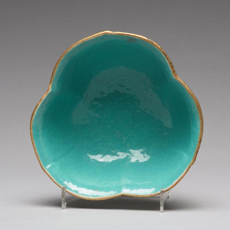 A famille rose bowl, Qing dynasty, circa 1900.