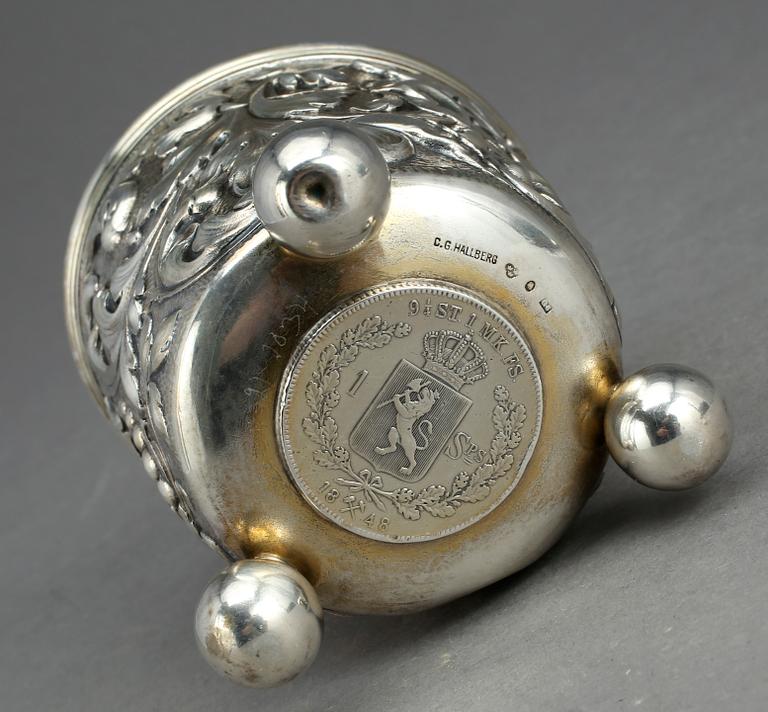 BÄGARE, silver, CG Hallberg, 1894. Vikt ca 153 gram.