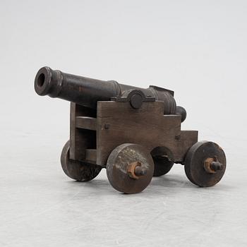 Salut- eller signalkanon, 1800-tal, av järn, i senare rullåda.