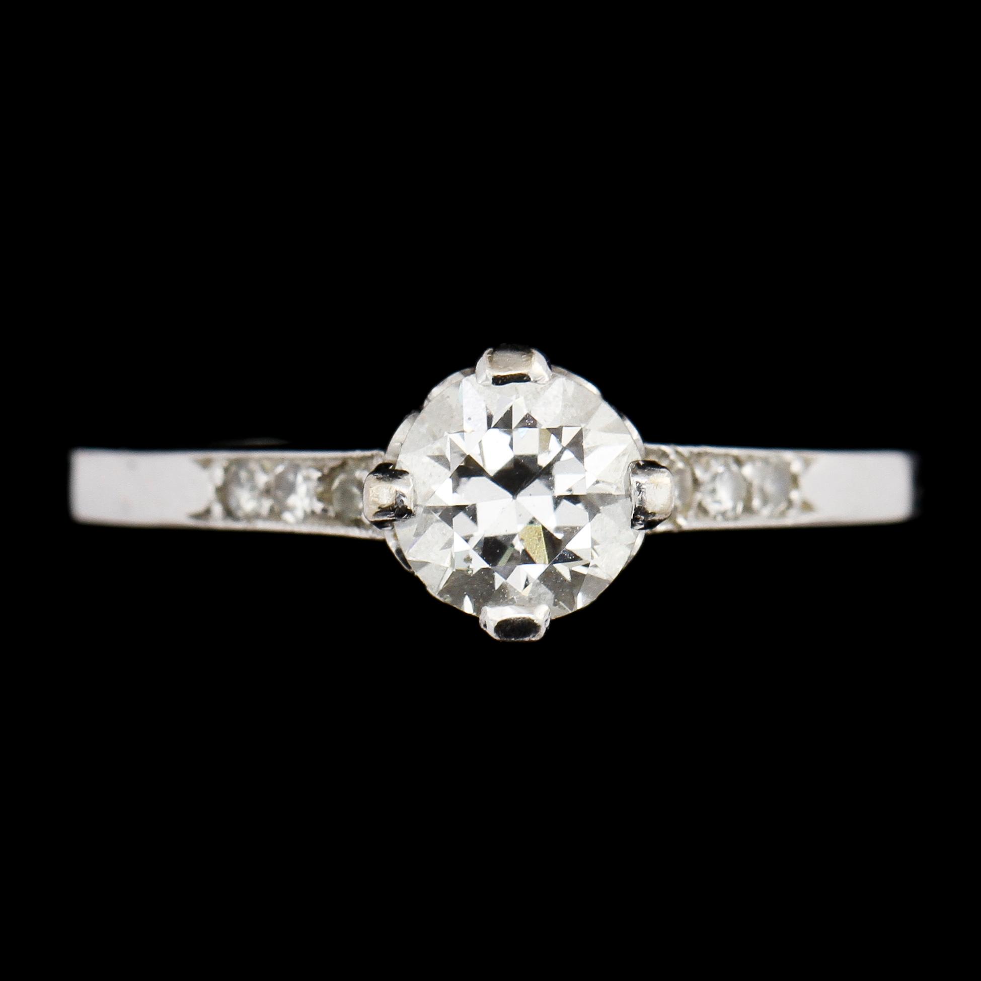 RING, 18k vitguld med briljantslipad diamant ca 0.6 ct samt 6 små åttkantslipade diamanter. Vikt 2 g.