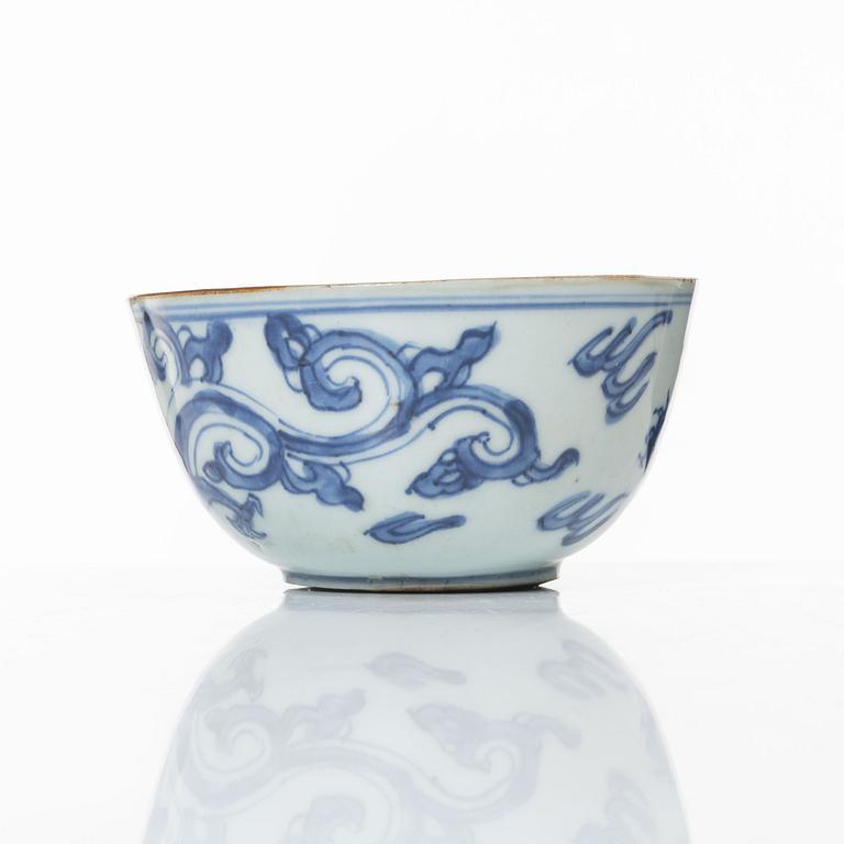 A Chinese blue and white kui dragon bowl, Ming dynasty, 17th century.