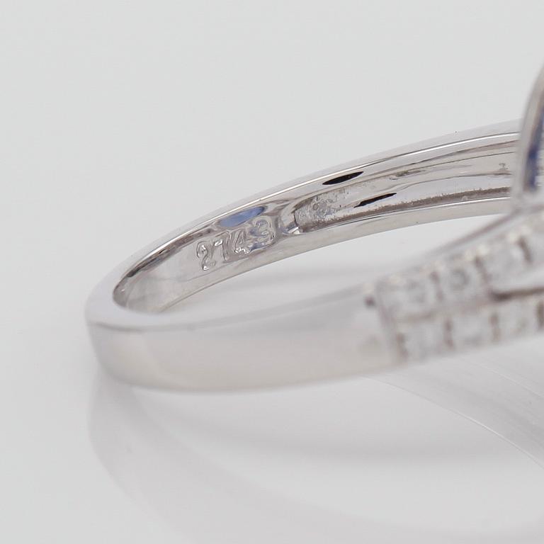 RING, 18K vitguld, safir ca 2.74 ct. och diamanter tot ca 0.39 ct.