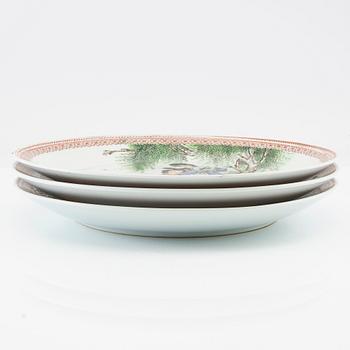 A set of three Chinese plates, late 20th century.