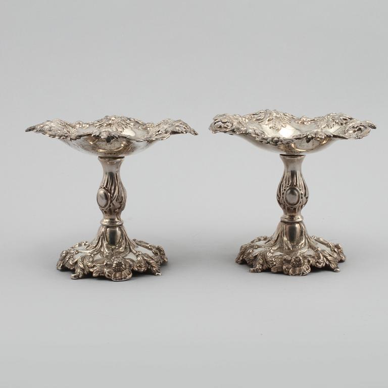 STRÖSKÅLAR, ett par, silver, Christoffer Creutz, Stockholm, 1861. Vikt 488 g.