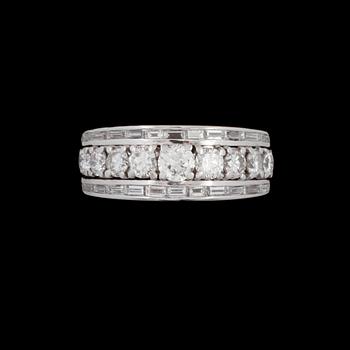 RING, 18k vitguld med briljantslipade diamanter, ca 1.20 ct. Vikt 6 g.