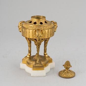 A parfume urn with cover, Louis XVI style, 20th Century.