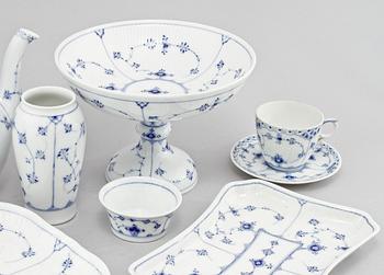 SERVISDELAR, 13 st, porslin "Musselmalet", Royal Copenhagen samt Bing & Gröndahl, Danmark, 1900-talets andra hälft.