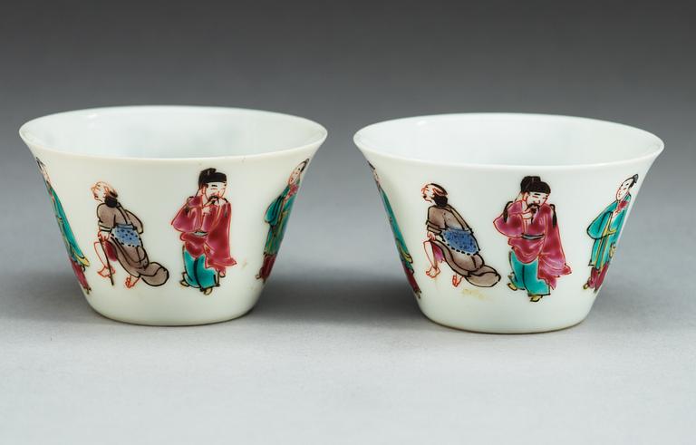 A pair of famille rose cups, late Qing dynasty, with Yongzhengs six character mark.