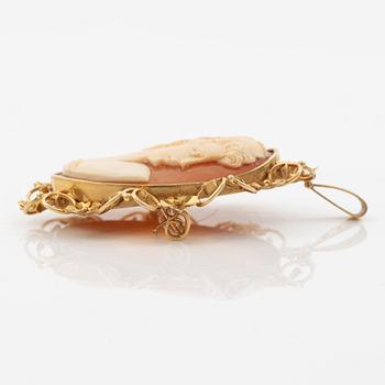 Pendant/brooch in 18K gold with a shell cameo.