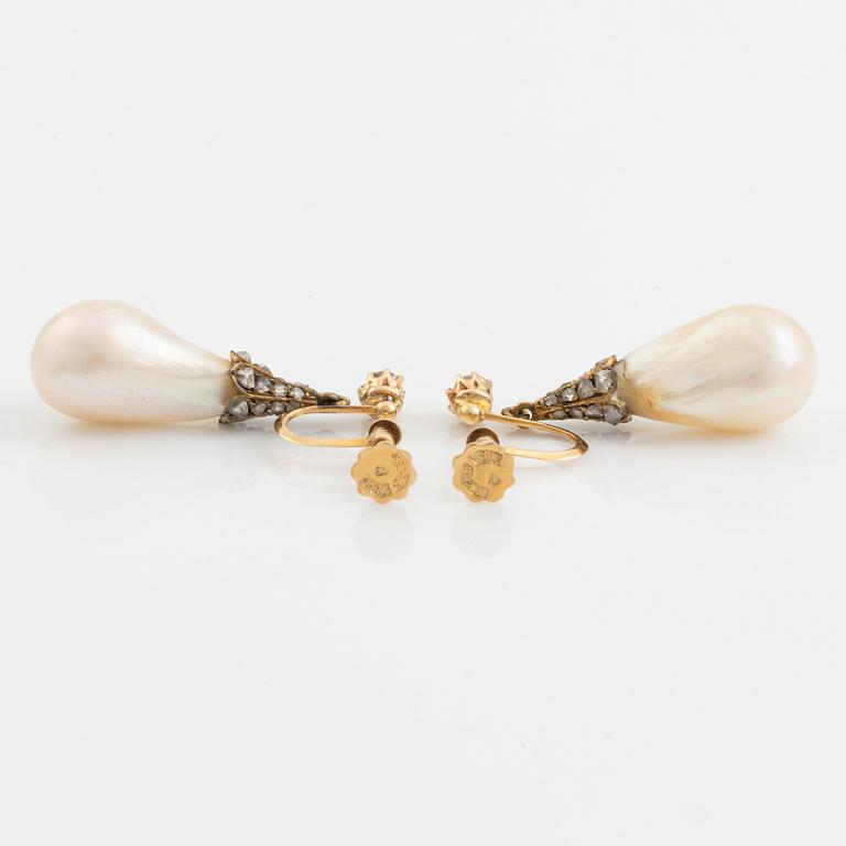 A pair of 18K gold earrings with drop-shaped pearls.