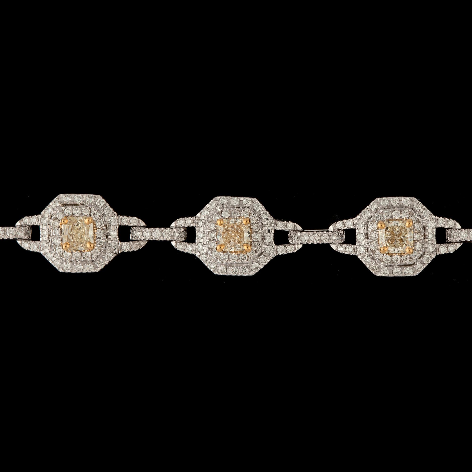 ARMBAND, vita briljantslipade och nio 'fancy' gula radiantslipade diamanter, tot. 2.70 ct, resp. tot. 4.07 ct.
