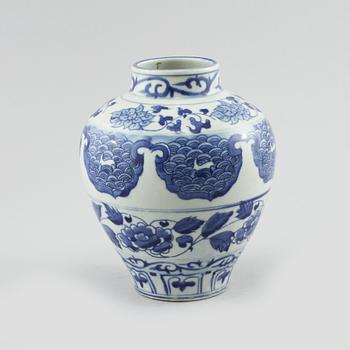 URNA, porslin, Kina, Mingstil, Qingdynastin (1644-1912).