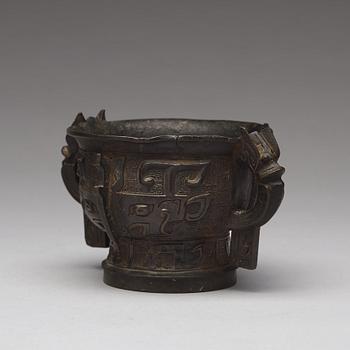 RÖKELSEKAR, brons. Arkaiserande troligen Mingdynastin.