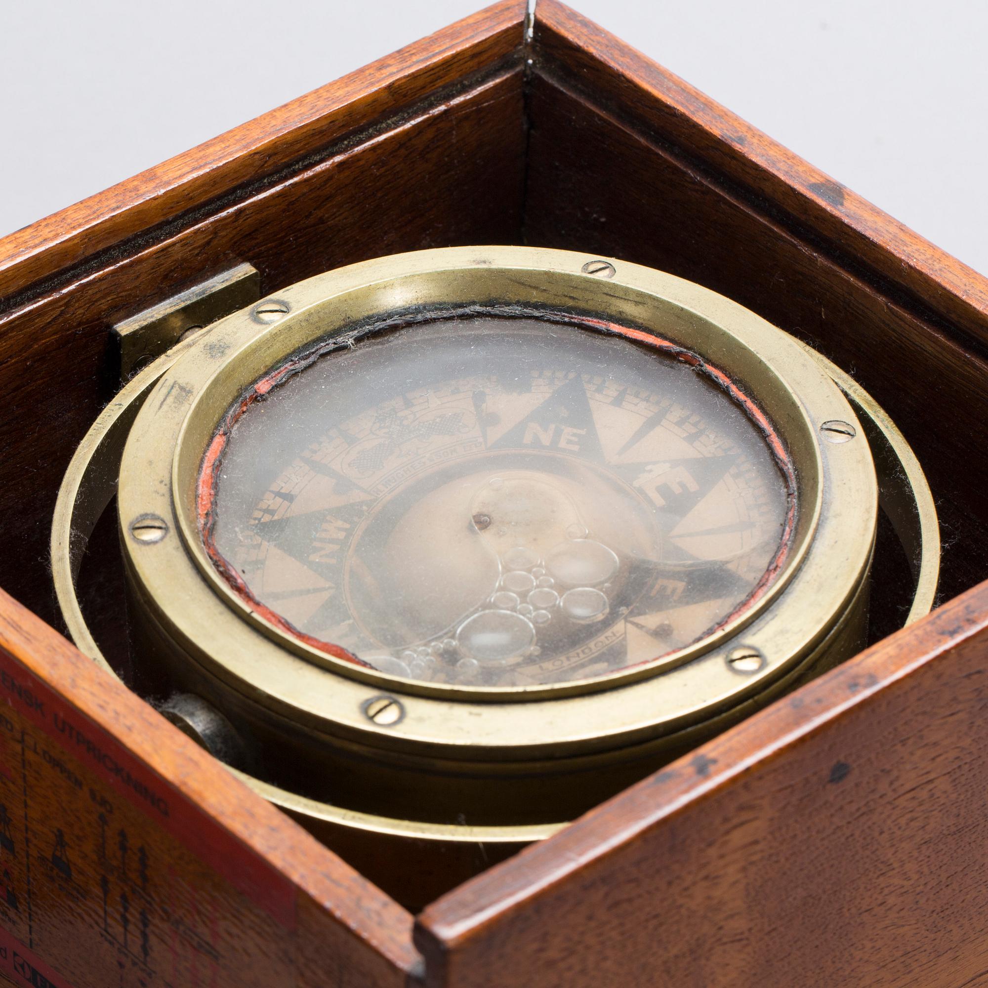 SKEPPSKOMPASS, 2 st, H. Hughes & Son Ltd, London samt Lyth Stockholm.