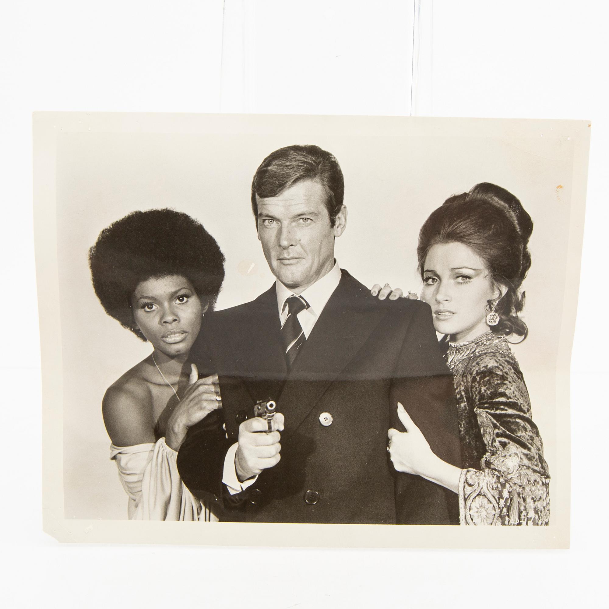 Collector's folder, James Bond, photographs and other clips from, among others, "Dr. No", "Goldfinger", Åskbollen and ot.