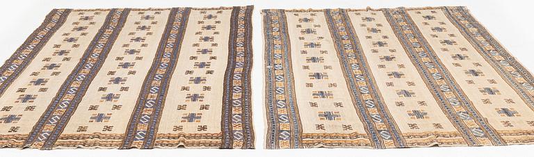 Märta Måås-Fjetterström, draperier, 2 st, "Blå essbård" (även kallad S-bård), inplock på linnebotten, ca 245-54 x 152-160 cm, signerade MMF.