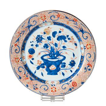 1247. A large imari charger, Qing dynasty, 18th century.