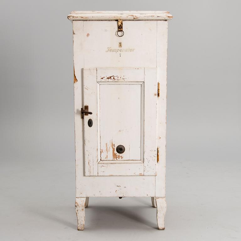 ANTIQUE ICE BOX REFRIGERATOR, "Temperator" Auran Rautateollisuus Oy, Turku, Finland 1920s.