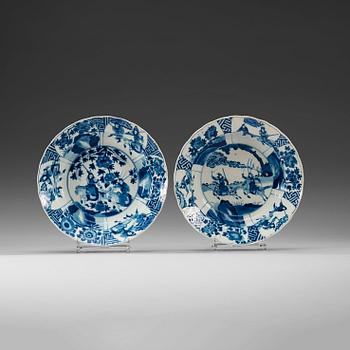 1706. A pair of blue and white dishes, Qing dynasty, with Kangxi six character mark and period (1662-1722).
