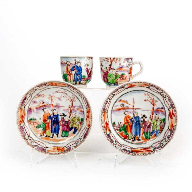 A set of two imari cups with stands from the 18th/19th Century.