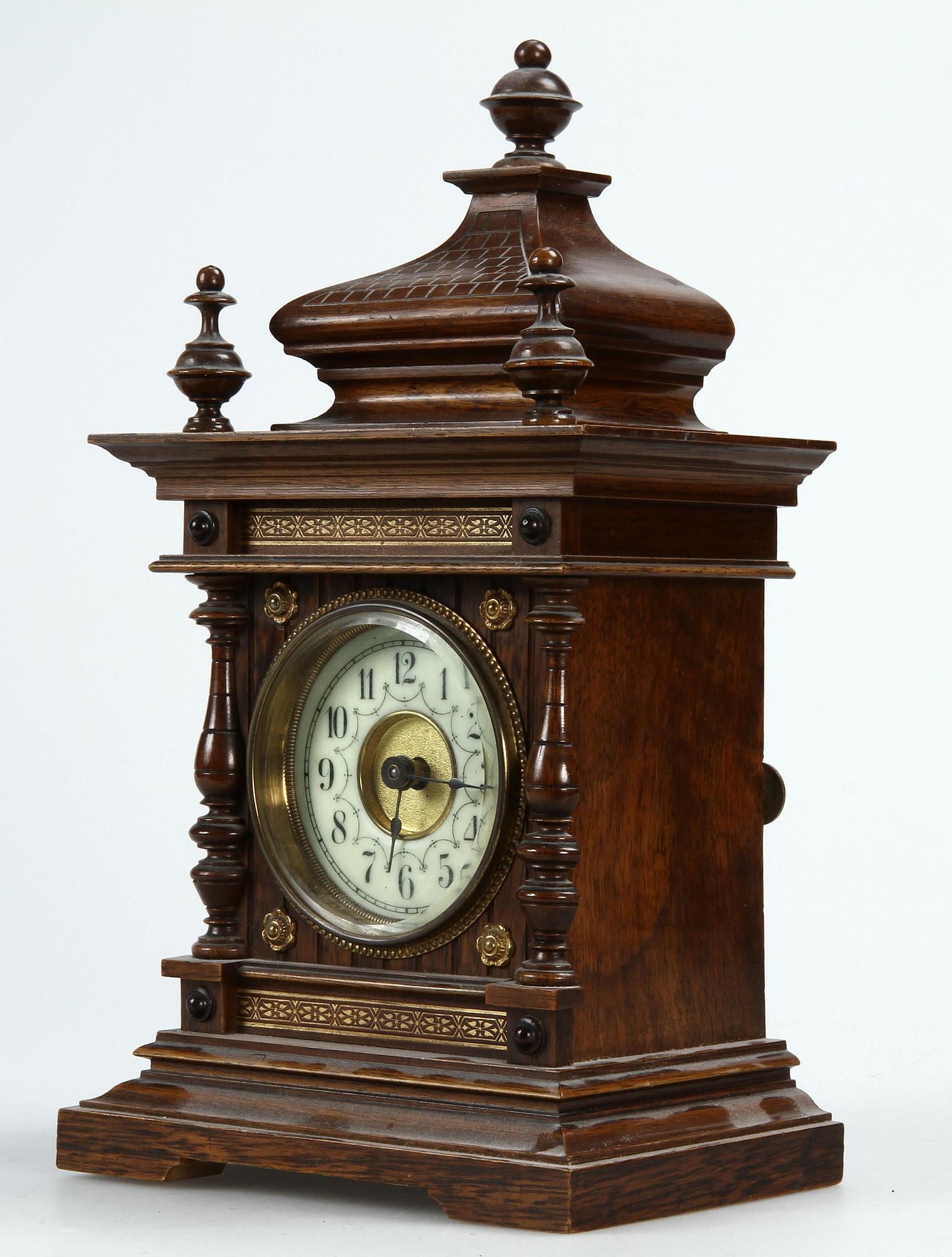 BORDSUR, nyrenässans. Urverk märkt Junghans. 1800/1900-tal.