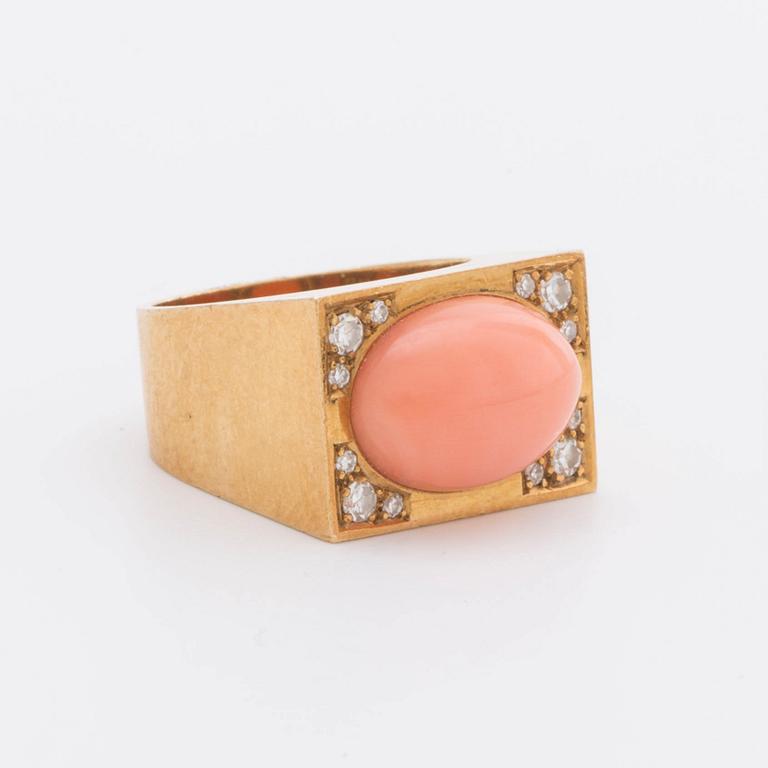 RING 18K guld med diamanter 8/8 ca 0,20 ct totalt samt 1 korall ca 10 x 15 mm.