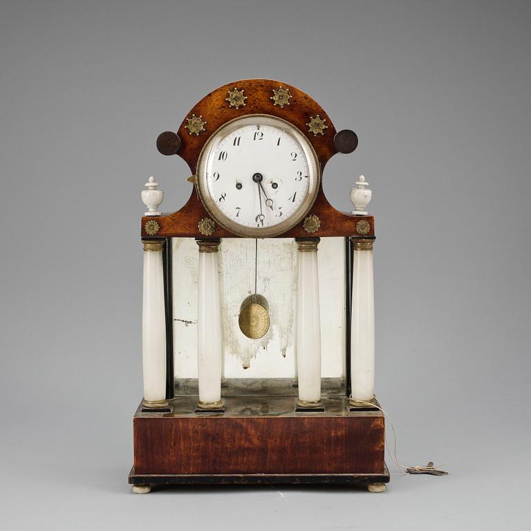 BORDSPENDYL, Karl-Johan, 1800-talets första hälft.