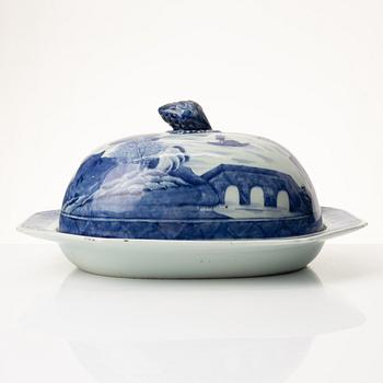 A blue and white porcelain deep dish with cover, China, Qianlong (1736-95)/Jiaqing (1796-1820).