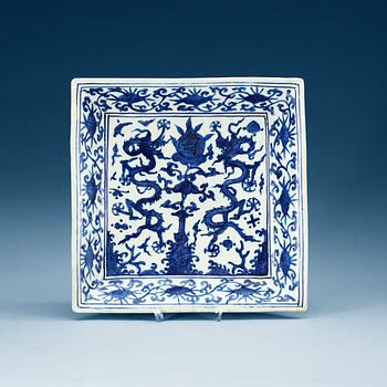1537. A blue and white dish, Ming dynasty with Jiajings six character mark and of the period (1522-66).