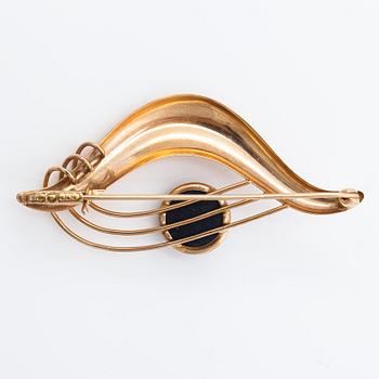 Elis Kauppi, A 14K gold brooch with a spectrolite. Kupittaan kulta, Turku 1950's.