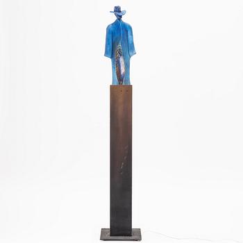 Kjell Engman, a unique glass sculpture, 'Man in trenchcoat', Kosta Boda, signerad.