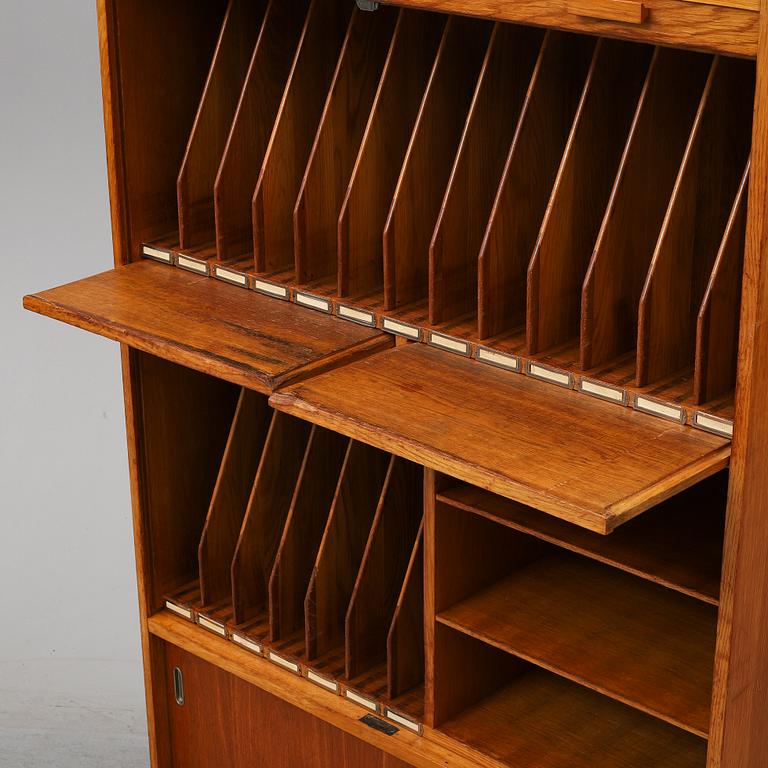 A oak cabinet from the first half of the 20th century.