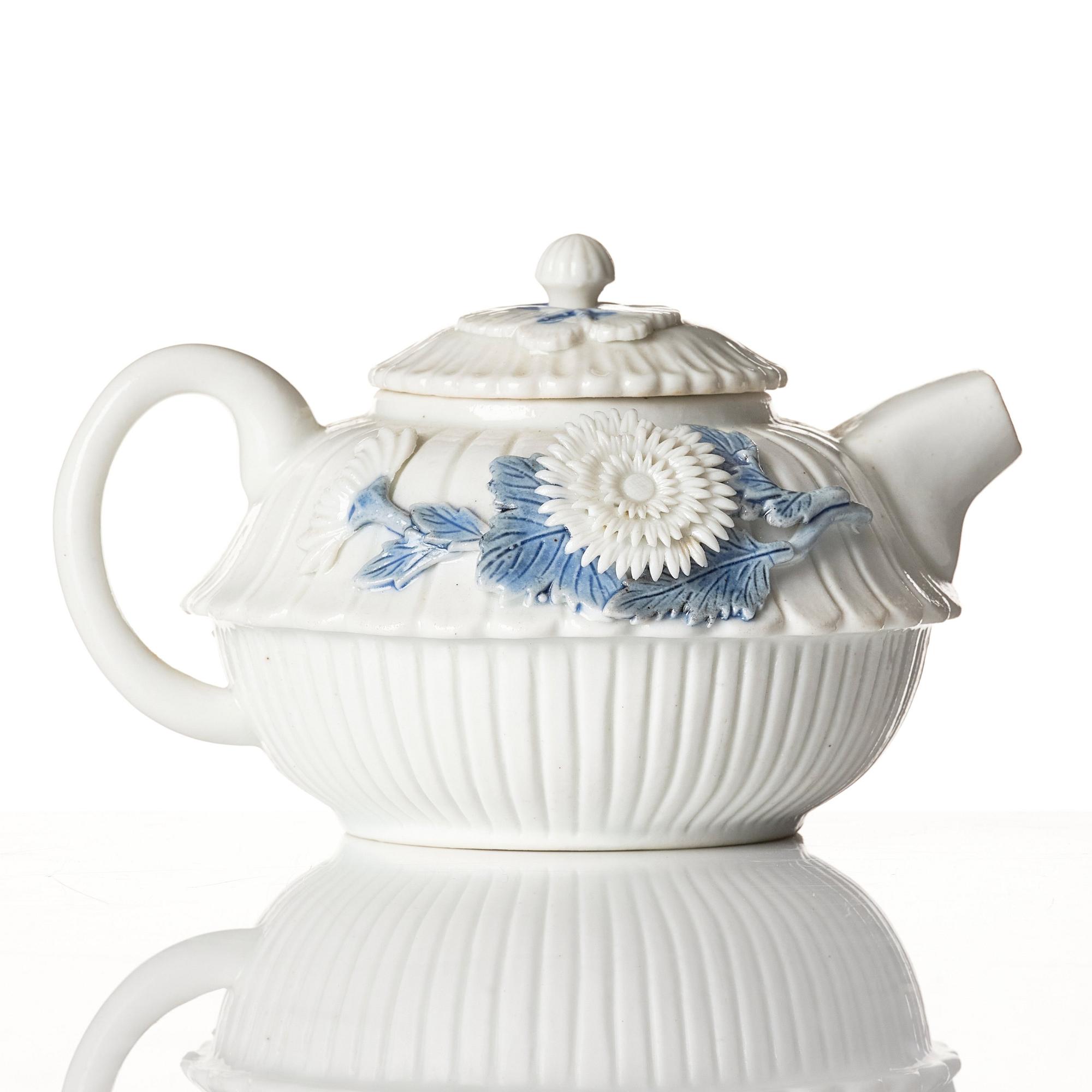 A blue and white tea pot with cover, Qing dynasty, Kangxi (1662-1722).