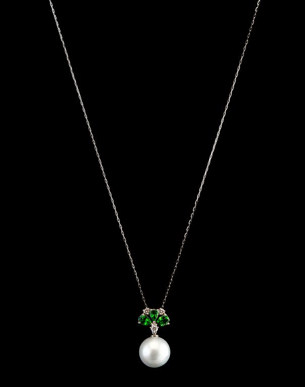 A PENDANT, silver south sea pearl 14,5 mm, brilliant cut diamonds 0.25 ct, tsavorites 1.88 ct. Platinum. Weight 9,5 g.