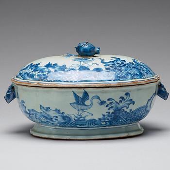 A blue and white armorial tureen with cover, Qing dynasty, Qianlong (1736-95).