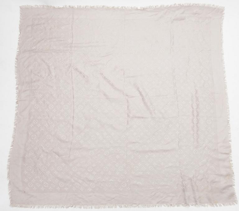 SJALAR, 3 stycken, Louis Vuitton.