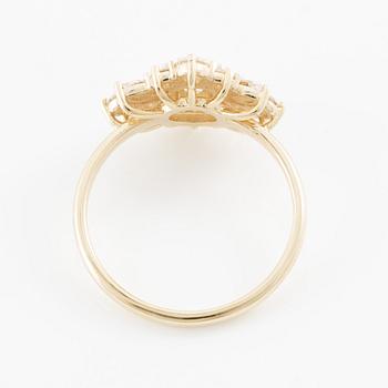 Ring in 14K gold set with brilliant-cut and marquise-cut diamonds.