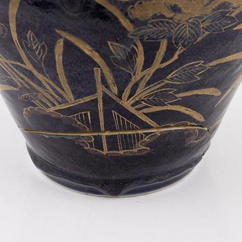 A lidded porcelain urn, genroku, Japan, 18th century.