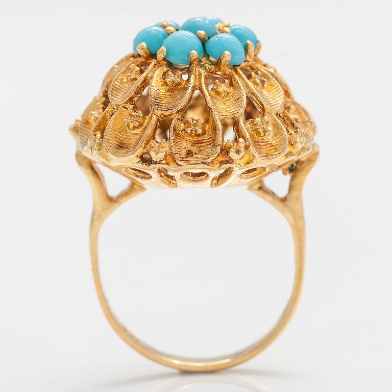 An 18K gold ring with glass stones.