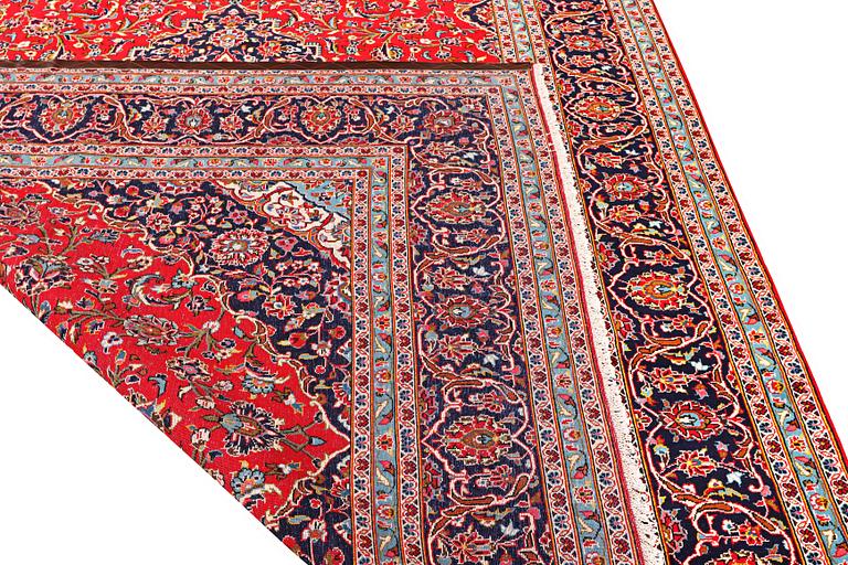 A Kashan carpet, a. 360 x 245 cm.