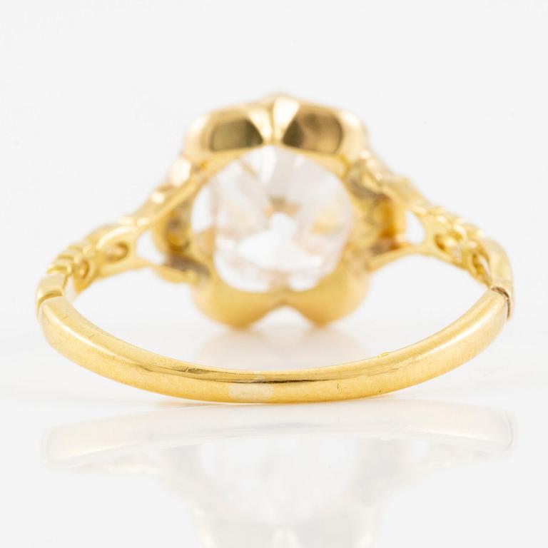 A ring in 18K gold with an old-cut diamond.