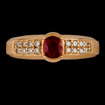 RING, 18k guld med 16 briljantslipade diamanter, 0.15 ct samt  fasettslipad rubin, Iduna AB, 2000-tal. Vikt 4 g.